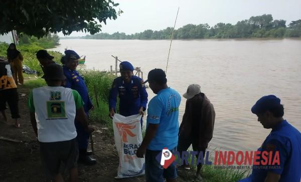 Polisi Sidoarjo bersama Warga Pesisir Bersihkan Sampah