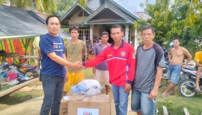 IWO Muratara Bantu Warga Banjir Bandang Distribusikan Pakaian Layak Pakai