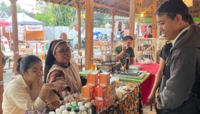 Para Biarawati dari Lereng Merapi Pun Turut Jualan di Pasar Jembar