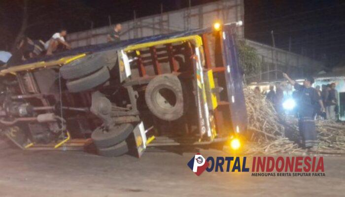 Truk Tebu Terguling di Lampu Merah Suboh Situbondo, Satu Orang Luka Berat