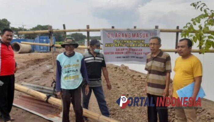 Pengurus KUD Setia Karya Bersama Lawyernya Tutup Jalan Akses ke Tol Probowangi