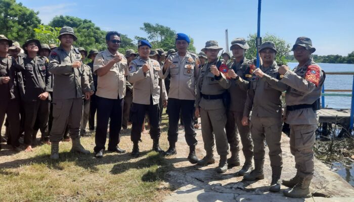 Polisi Latihan SAR Perairan di Tlocor