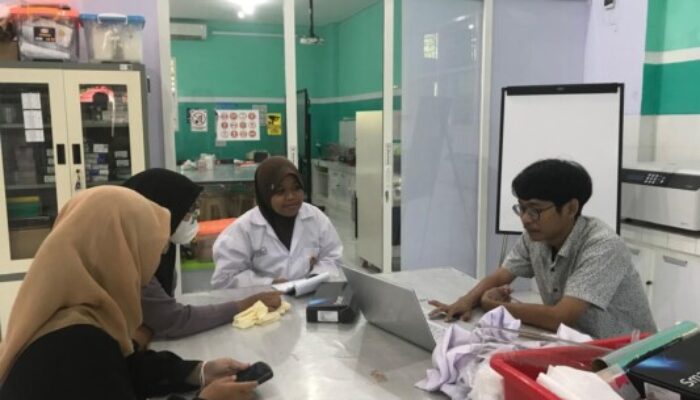 Tim PKM UNAIR untuk Atasi Penyakit AHPND pada Udang Vanamei