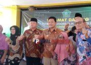 Ketika Plt Bupati Sidoarjo dipeluk dan Dicium Nenek-Nenek saat Bagikan Beras Berusia 110 Tahun