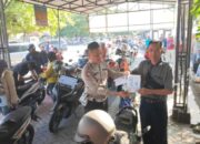 Personil Polres Pasuruan Bagikan Selebaran, Ajak Wajib Pajak Patuhi Tatib dan Aturan Lalin