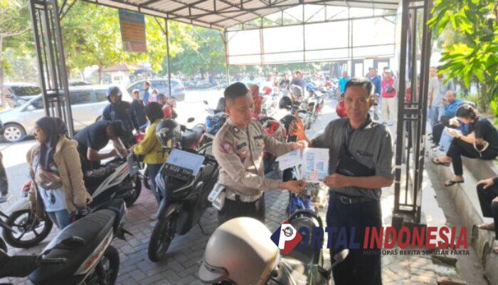Personil Polres Pasuruan Bagikan Selebaran, Ajak Wajib Pajak Patuhi Tatib dan Aturan Lalin