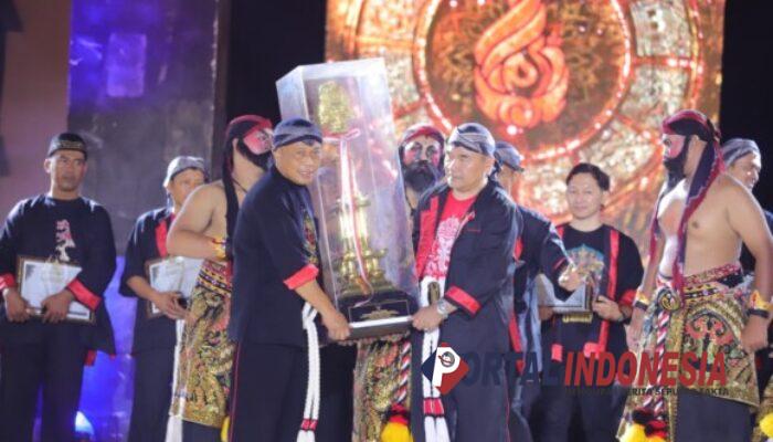 Grebeg Suro 2024 Spektakuler, Bupati Ponorogo Serahkan Piala Bergilir FRM XX dan FNRP XXIX