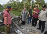 Tinjau Kerusakan Jembatan Padasan, Kustini Sebut Akan Segera Diperbaiki