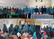 Dalam KKN, Dosen Dan Mahasiswi FMIPA UB Ajari Warga Cara Pembuatan Eco Enzym