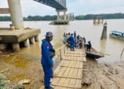 Jembatan Runtuh, Kapal Satpolairud Polres Muba Sigap Membantu Seberangkan Warga dan Anak Sekolah