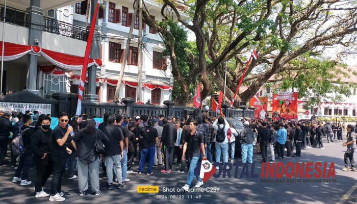 Breaking News, Ratusan Mahasiswa Dan Elemen masyarakat Di Kota Malang Turun Jalan Kawal Keputusan MK