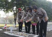 Jelang Hari Jadi Ke-76, Polwan Sidoarjo Ziarah Rombongan ke Makam Pahlawan