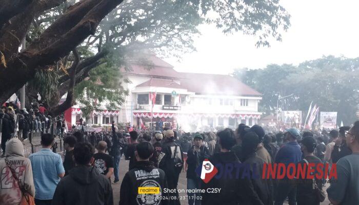 Sempat Ricuh, Ribuan Mahasiswa Malang Tuntut Hentikan Dinasti Politik Jokowi