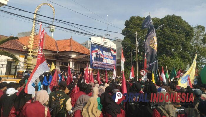 Ratusan Massa Kepung DPRD Ponorogo, Kawal Putusan MK