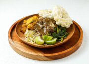 Serunya Menyantap Rujak Cingur di Warung Paling Hits