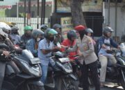 Aksi Simpatik Polwan Sapa Pagi Masyarakat Sidoarjo