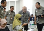 Hari Pelanggan Nasional, Deputi Direksi Jatim Beri Penghargaan kepada Peserta Setia JKN