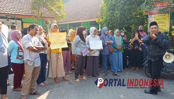Demo Emak-Emak SDN Juwetkenongo: Tuntut Mundur Plt Kepala Sekolah Meski Kebijakan Sudah Dibatalkan