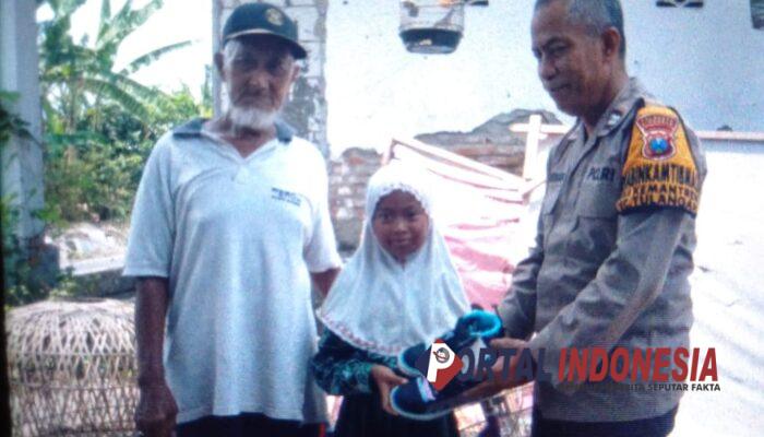 Bhabinkamtibmas Desa Kemantren Hadiahi Sepatu Baru untuk Anak Yatim Piatu