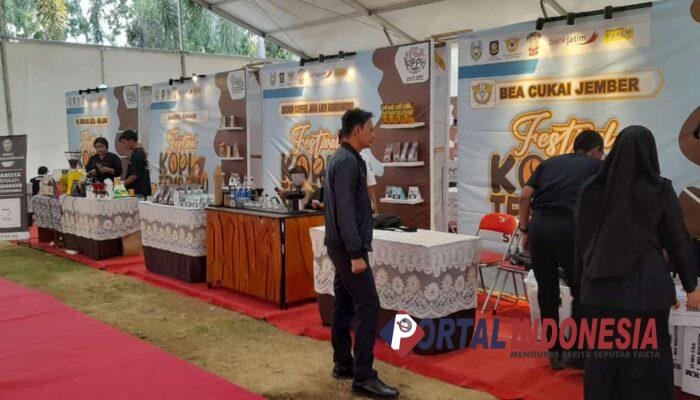 Suasana Menjelang Festival Kopi dan Tembakau di Alun-Alun Kota Situbondo