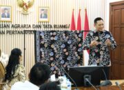 Dedikasi di Hari Batik Nasional, Menteri AHY Luncurkan Batik Sekar Pace Bhumi untuk Jajaran Kementerian ATR/BPN