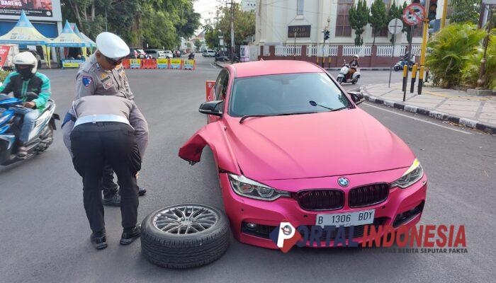 Roda Mobil Terlepas, Personel Polresta Malang Kota Tanggap Beri Pertolongan