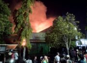 Toko Bangunan di Ponorogo Terbakar, Petugas Berjibaku Padamkan Api