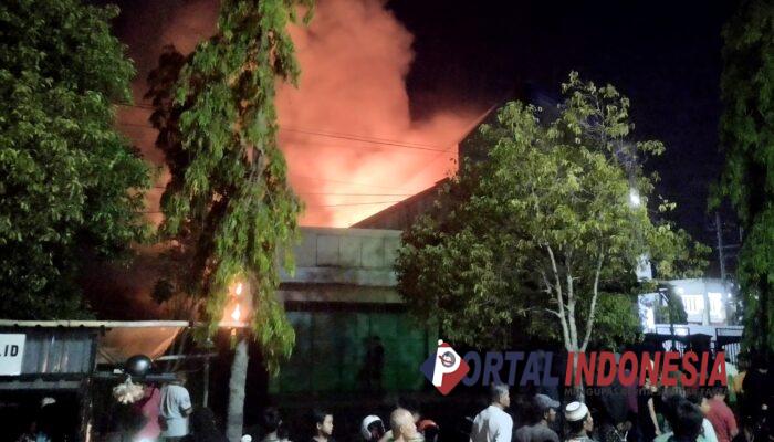 Toko Bangunan di Ponorogo Terbakar, Petugas Berjibaku Padamkan Api