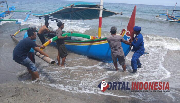 Cuaca Ekstrem! Perahu Nelayan Karam di Situbondo Berhasil Dievakuasi