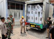 Personel Pengamanan Kawal Ketat Distribusi Logistik Pilkada 2024 di Sidoarjo