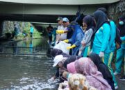 Mahasiswa FST UNISA Bersih-bersih Sampah dan Tebar Benih Ikan di Sungai