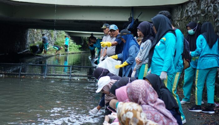 Mahasiswa FST UNISA Bersih-bersih Sampah dan Tebar Benih Ikan di Sungai