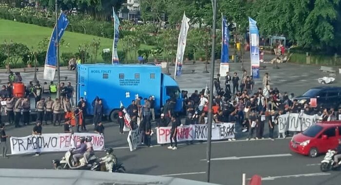 Tolak PPN 12 Persen, Aliansi Mahasiswa Banyumas Raya Demo di Depan Kantor Bupati