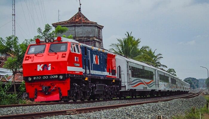 Keterlambatan Perjalanan Kereta Akibat Banjir dan Longsor di Surabaya