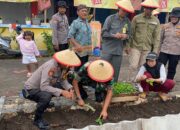 Polsek dan Koramil Jabon Serahkan Bibit Tanaman, Dorong Ketahanan Pangan Mandiri
