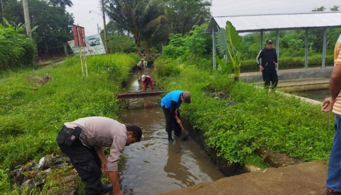 Bhabinkamtibmas Polsek Patikraja Bersama Kelompok Tani Maju, Normalisasi Kali Jengok