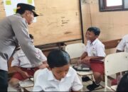 Kapolsek Buduran Bagikan Makan Siang Bergizi di Sekolah Wilayah Terpencil dengan Perahu