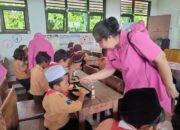 Peduli Gizi Anak, Polsek Tarik Bagikan 100 Paket Makan Siang di SD Banjarwungu 2