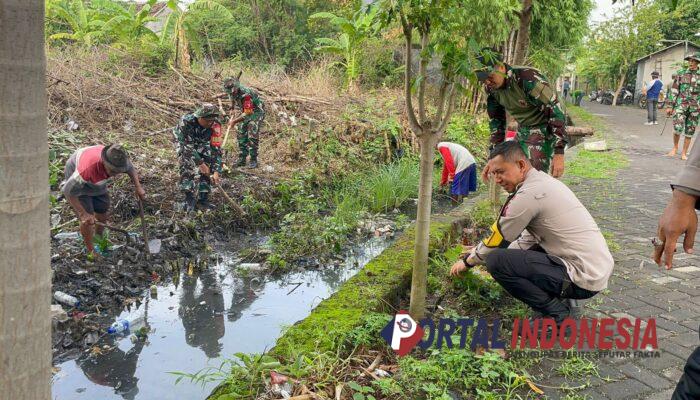 TNI-Polri Bersama Warga Buduran Bersihkan Sungai