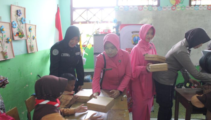 Sukseskan Asta Cita, Polres Probolinggo Berbagi Makanan Bergizi Untuk Pelajar Sekolah Dasar