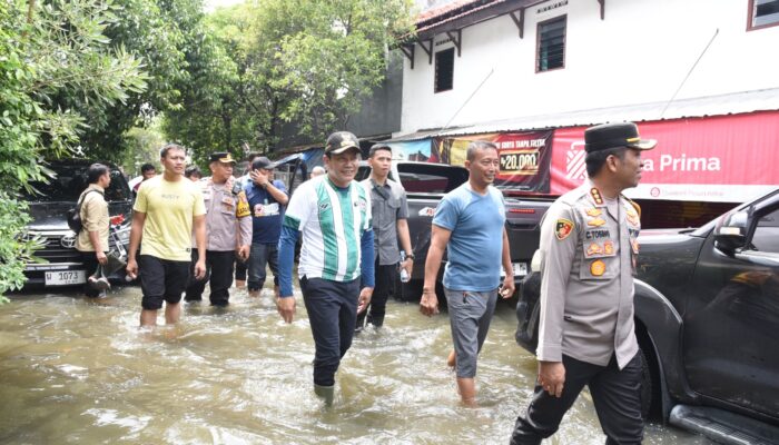 Kapolresta Sidoarjo Tinjau Wilayah Banjir di Waru, Bersama Forkopimda Galang Aksi Cepat Tangani Genangan