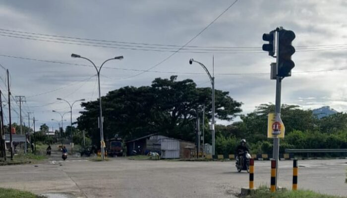 Warga Bingung! Libur Natal, Traffic Light di Persimpangan Jalan Arteri Mamuju Ikut “Libur”