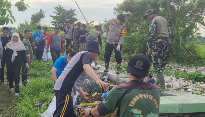 Forkopimka Gedangan dan Warga Bahu-Membahu Bersihkan Sungai, Cegah Banjir di Musim Hujan