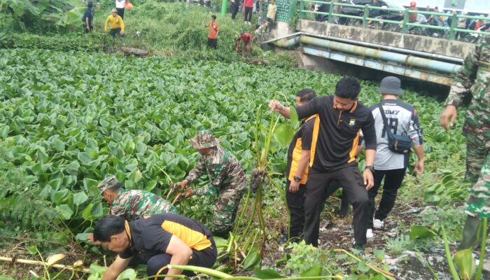 Ciptakan Lingkungan Bersih, Forkopimka Sidoarjo Kota Kompak Bersihkan Sungai Gebang