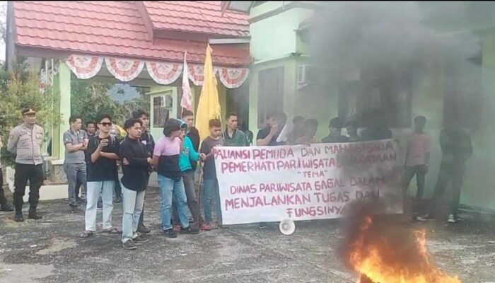 Aliansi Pemuda dan Mahasiswa Geruduk Kantor Disparbud Mamuju, Soroti Anggaran Miliaran yang Tak Berdampak