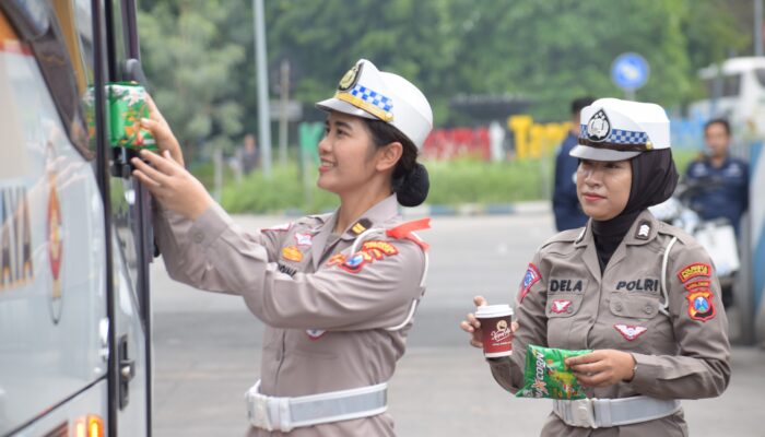 Aksi Humanis Polwan di Terminal Purabaya, Kopi Gratis dan Pos Bergaya Kastil