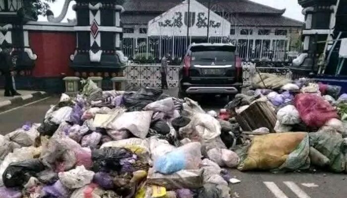 Bupati Pemalang dapat Kado Ultah Sampah Dua Truk