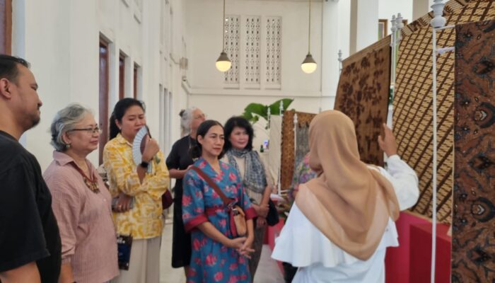 Sutradara Nia Dinata Sempat Nikmati Pameran Batik di Stasiun Yogyakarta