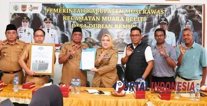 Bupati Musi Rawas Hj. Ratna Machmud serahkan Bantuan CSR 1 Unit Trafo 50 KVA