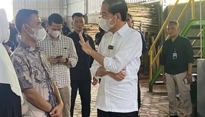 Jokowi Tinjau Pengolahan Sampah jadi Solar di Banjarnegara